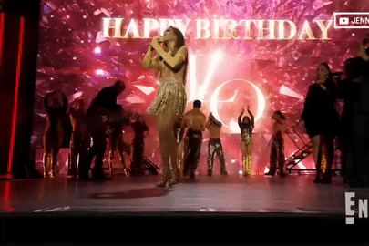 Pha xử lý sự cố tụt váy khi đang biểu diễn của Jennifer Lopez