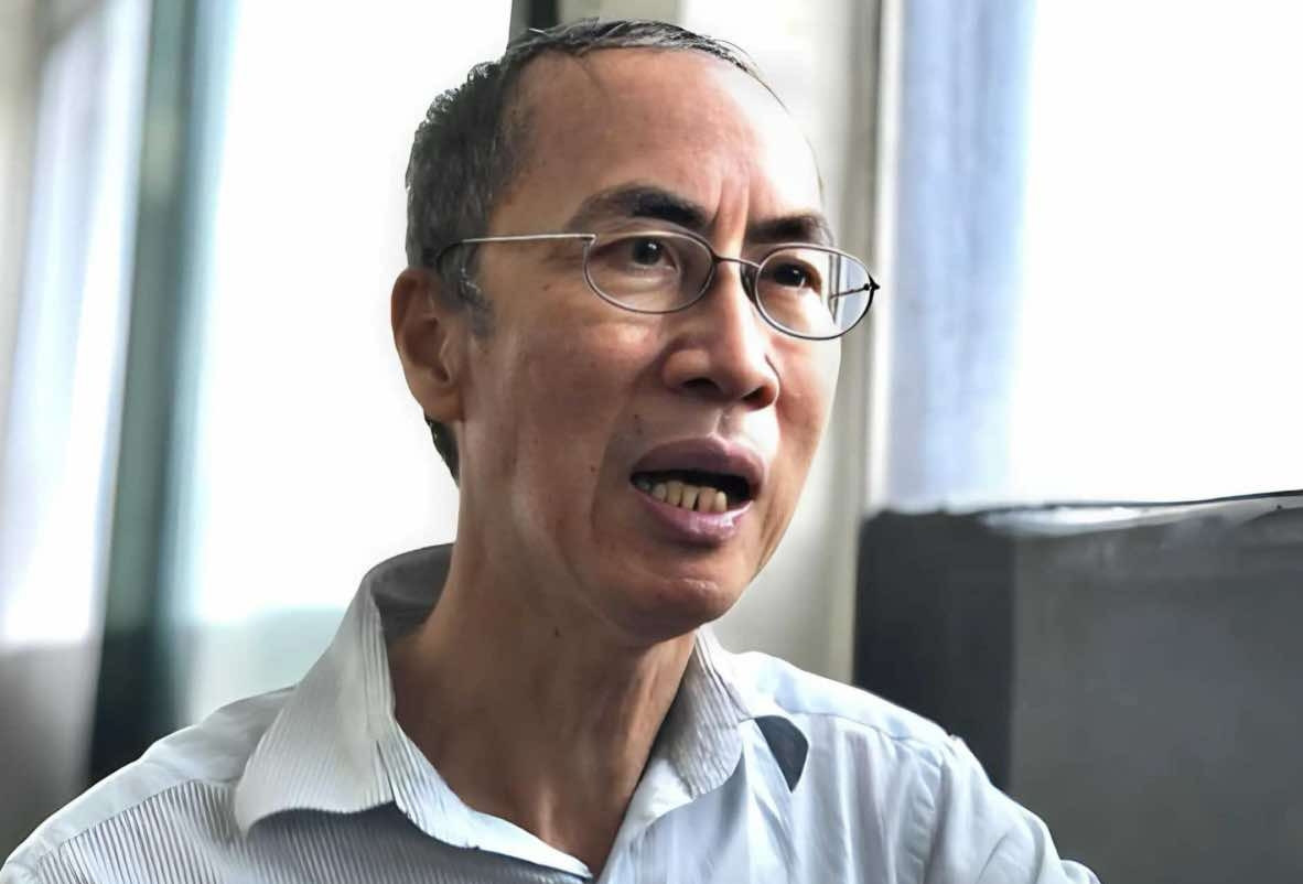 Tiến sĩ Lê Bá Khánh Trình thôi làm tổ trưởng ở trường chuyên sau 32 năm