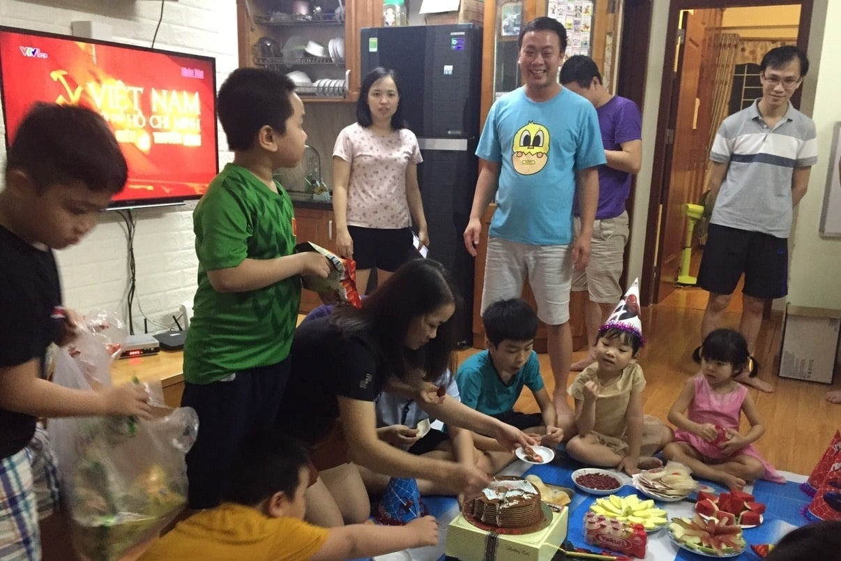 Tin nhắn lúc nửa đêm ở chung cư khiến cả tầng thức giấc, tất tả làm điều ấm lòng