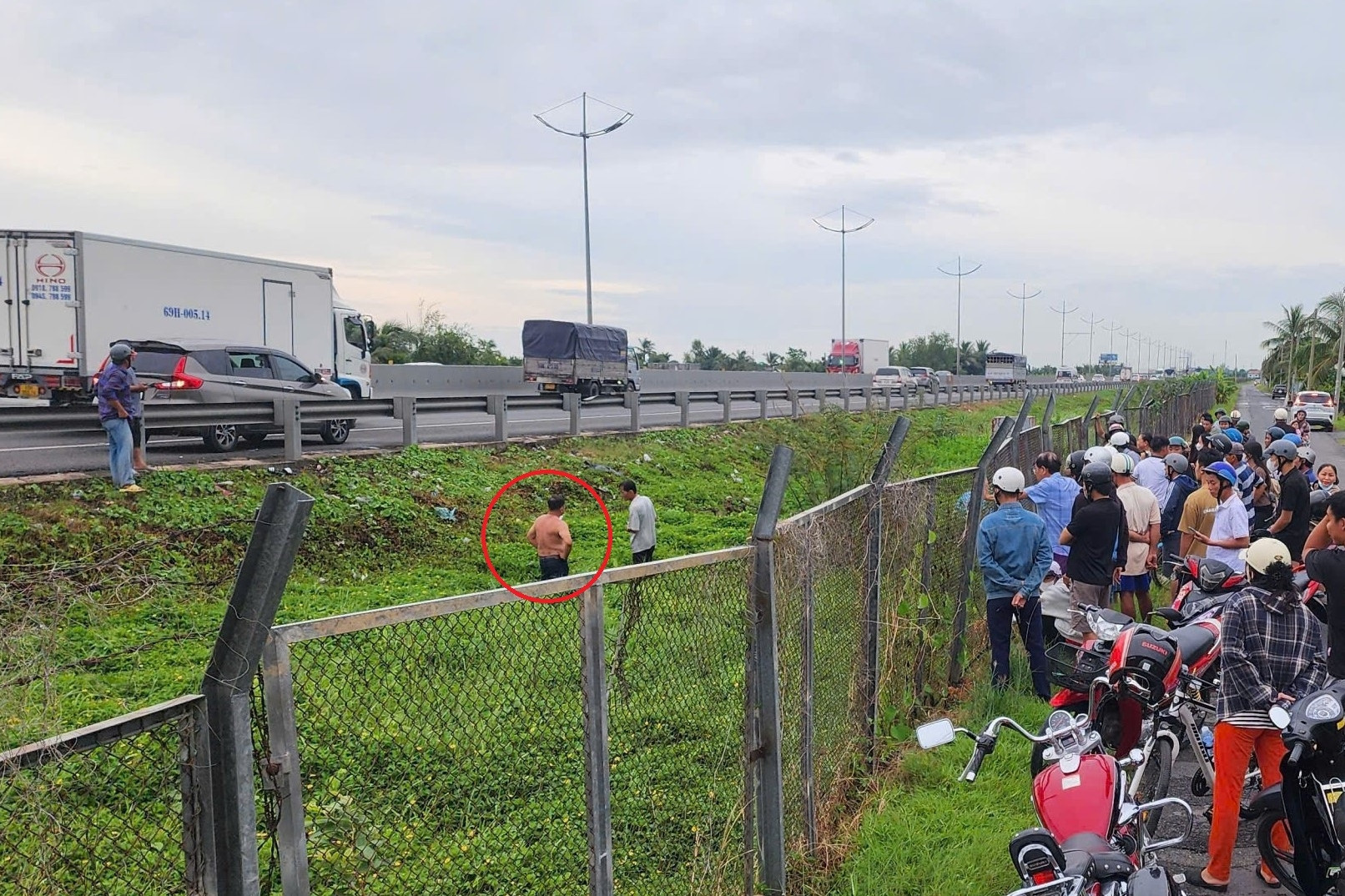 Vị khách say xỉn đòi cướp lái trên cao tốc, tài xế hành động khẩn cấp