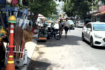 Vỉa hè ở TPHCM tái diễn tình trạng lấn chiếm, người đi bộ phải xin đường