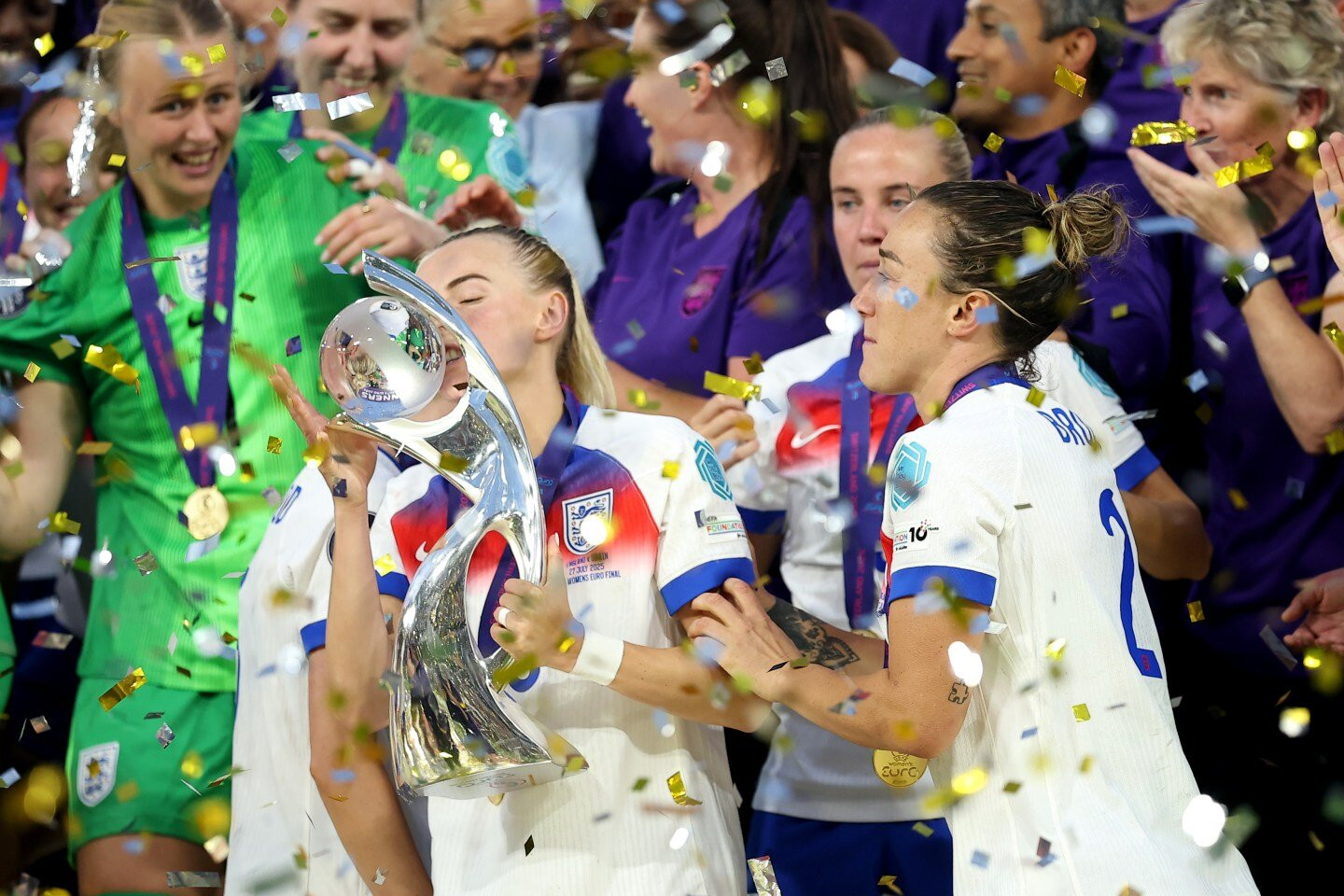 www_thesun_co_uk chloe kelly ອັງກິດ kisses uefa 1012777416 (1).jpg