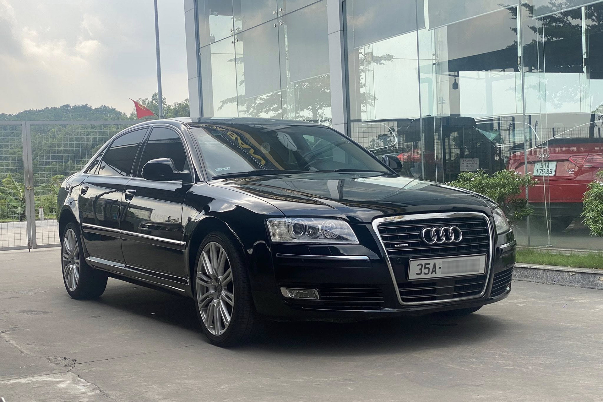 Xe sang Audi A8L nhập Đức bán giá rẻ hơn xe cỏ Kia Morning, tiện nghi như xe mới