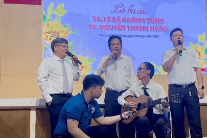Xúc động lễ chia tay thầy Lê Bá Khánh Trình, 4 tiến sĩ đàn hát 'Thời thanh niên sôi nổi'