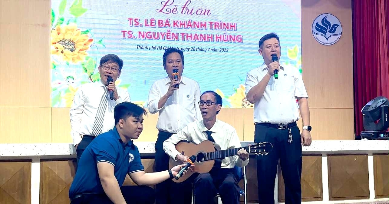 Xúc động lễ chia tay thầy Lê Bá Khánh Trình, 4 ...