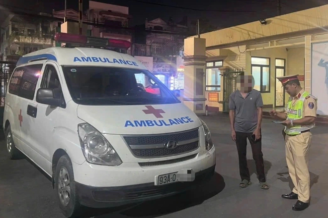 Phát hiện tài xế xe cứu thương không có bằng lái nhờ người dân &amp;apos;tố&amp;apos; đến Cục trưởng CSGT