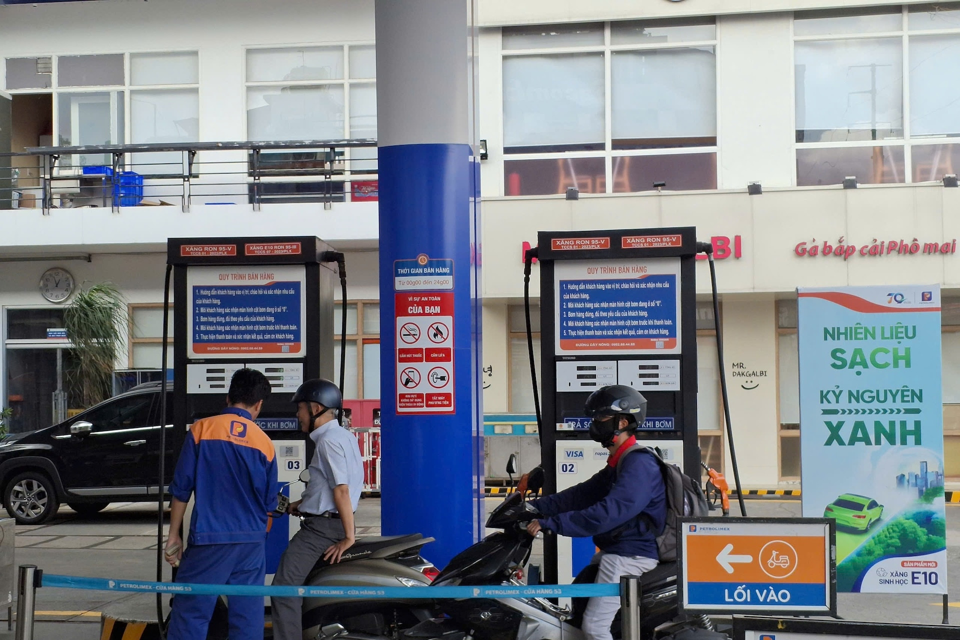 Bắt đầu bán xăng E10: Giá rẻ hơn RON 95, bất ngờ với phản ứng của khách hàng