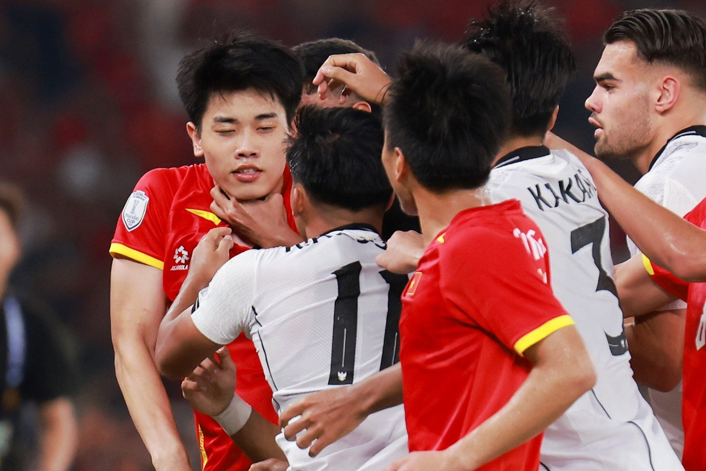 Cầu thủ U23 Indonesia bóp cổ Đình Bắc