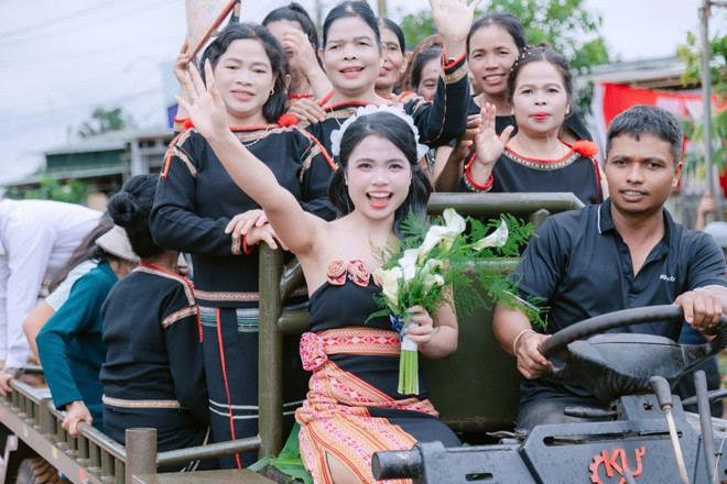 Cô dâu Ê Đê rước rể bằng công nông, rộn ràng cả buôn làng