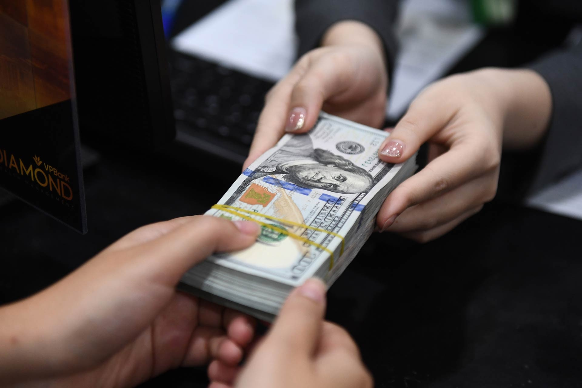 Giá USD ngân hàng cán mốc 26.400 đồng