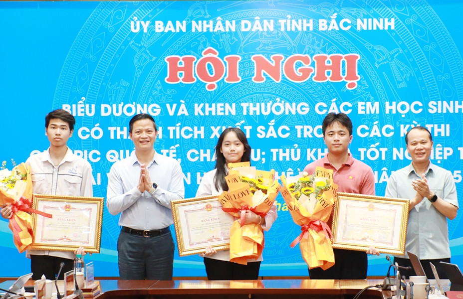 Học sinh Bắc Ninh nhận thưởng 500 triệu nhờ đoạt huy chương vàng Olympic quốc tế