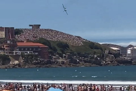 Khoảnh khắc tiêm kích suýt lao xuống bãi biển đông người gây thảm họa