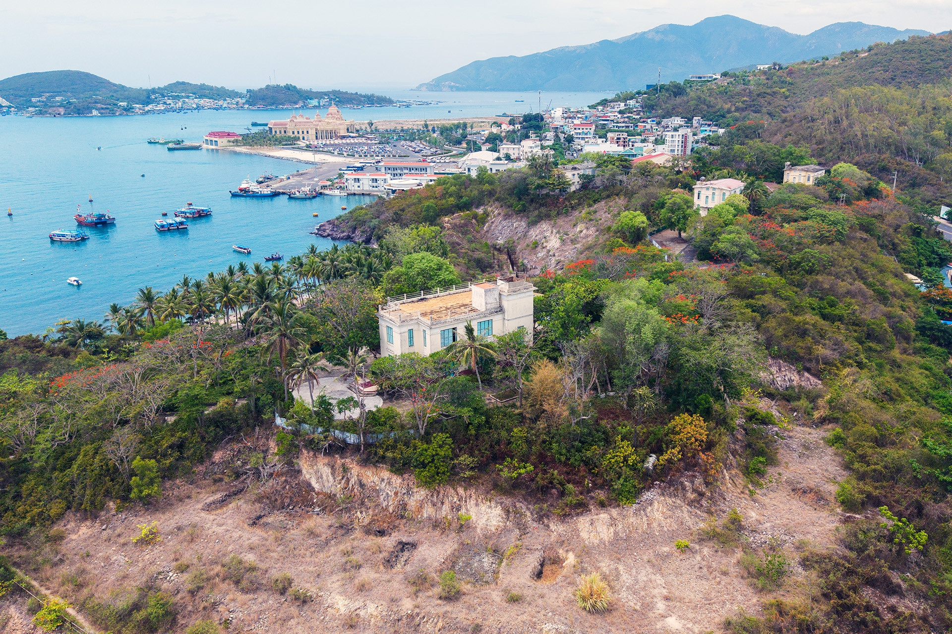 Loạt biệt thự cổ trong di tích Lầu Bảo Đại ở Nha Trang hoang phế