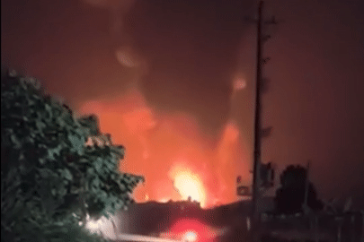 Lửa bao trùm công ty ở Lào Cai, cột khói cao hàng chục mét, xuất hiện tiếng nổ