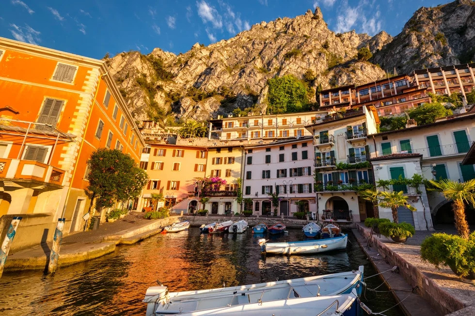 Ngôi làng cổ kính nép mình bên hồ, nơi người dân ăn thoải mái không béo