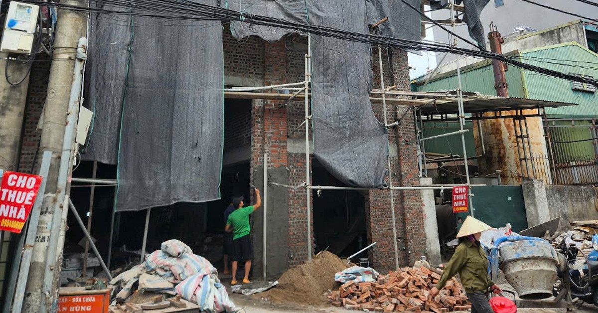 Nhà xưởng &amp;apos;mọc&amp;apos; trên đất nông nghiệp Hà Nội: Chủ tịch phường hứa xử lý quyết liệt