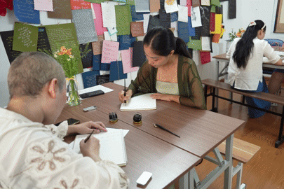 Nhiều người chi tiền triệu, rủ nhau đi “nín thở”, luyện viết chữ