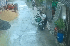 Nữ cán bộ phường đẩy ngã xe máy của shipper ra đường giải trình gì?