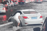 Ô tô sụt hố giữa dòng nước, nam tài xế dùng tay không 'giải cứu' khó tin