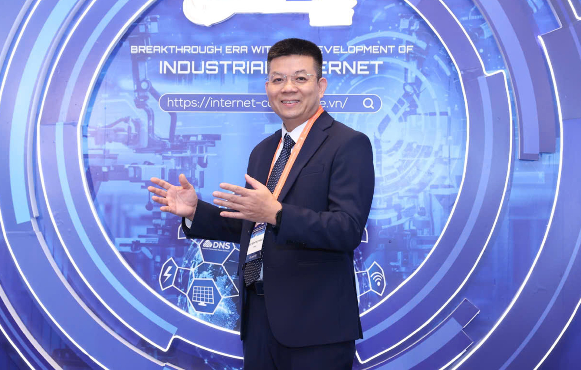 ong Nguyen Hong Thang VNNIC.jpg