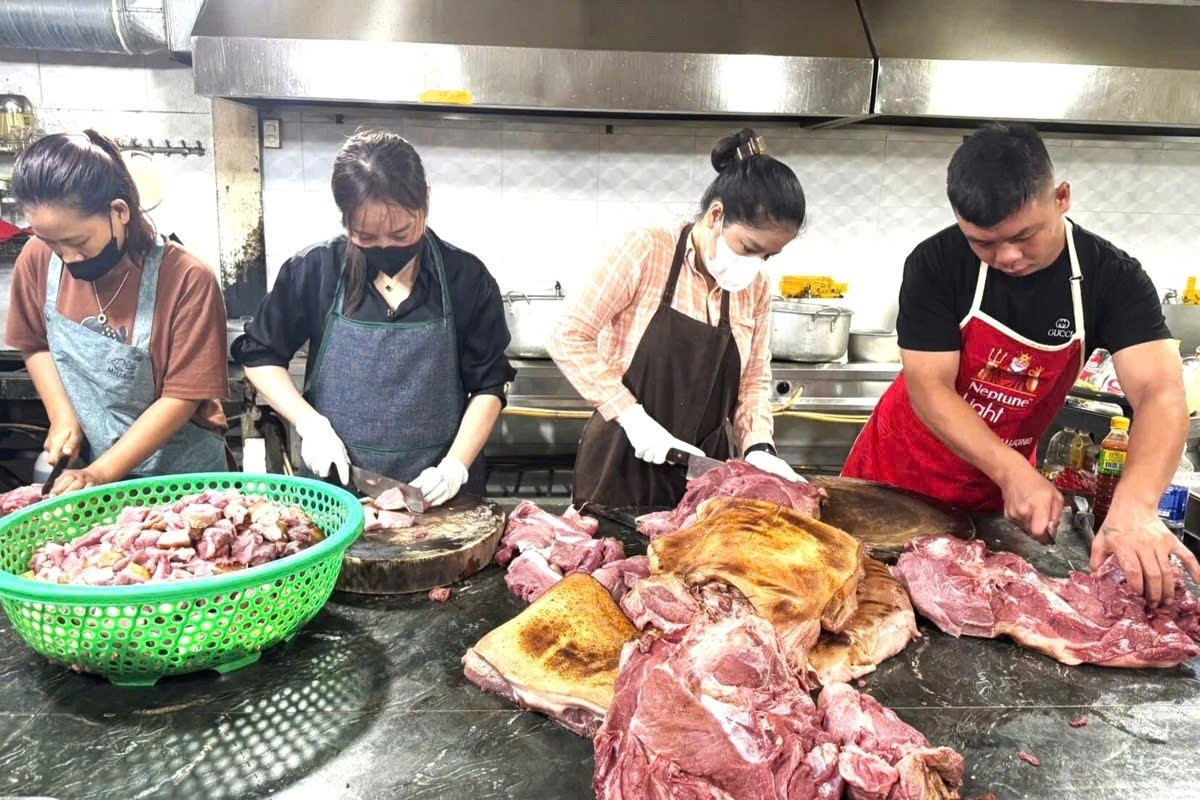 Tài sản bị lũ cuốn trôi, chủ nhà hàng vẫn nấu nghìn suất cơm miễn phí cho bà con