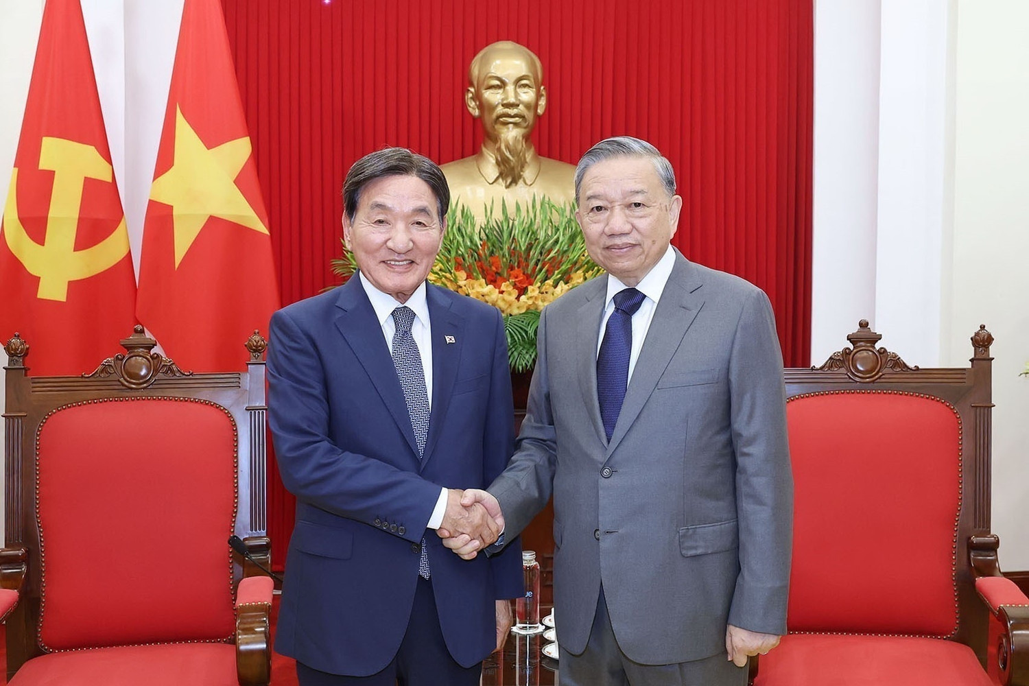 Tổng Bí thư và Thủ tướng tiếp Đặc phái viên của Tổng thống Hàn Quốc