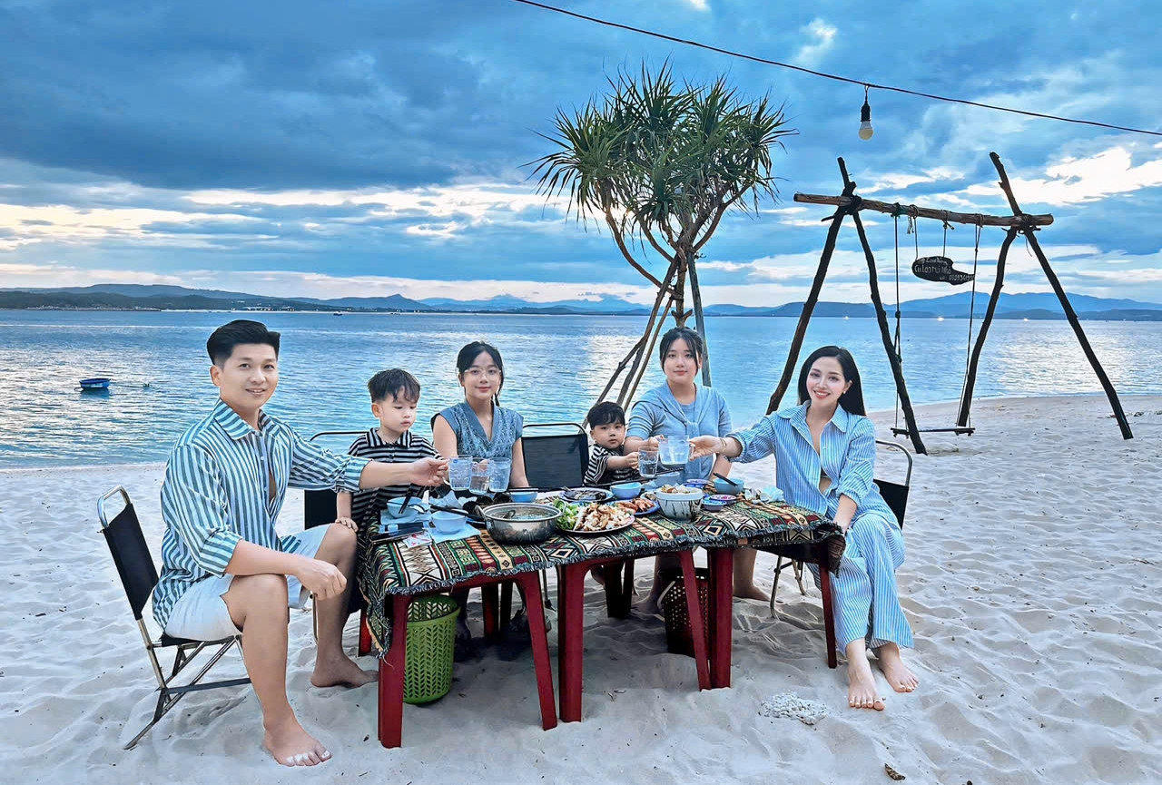 Vợ chồng Hà Nội đưa 4 con đi xuyên Việt, nhớ mãi 'đêm thiếu thốn' trên đảo hoang