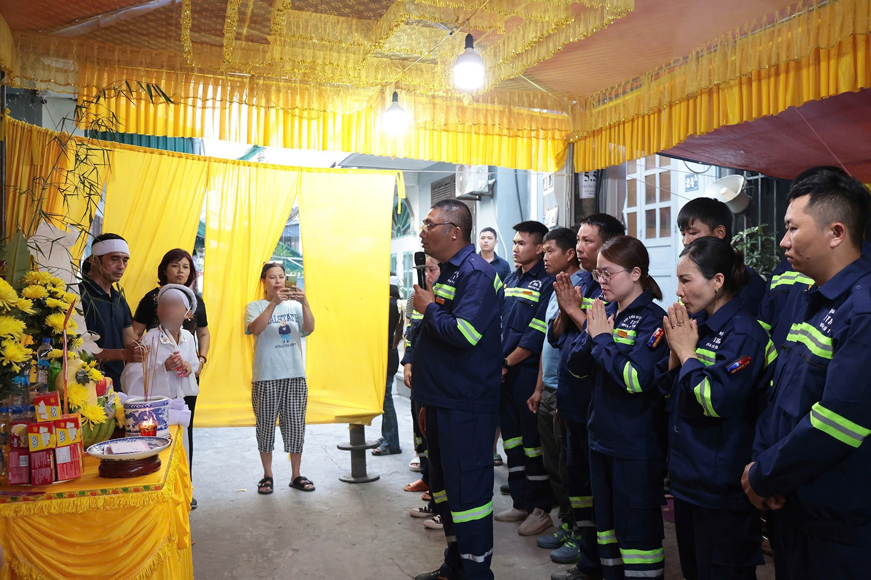 Vụ con trai bơ vơ chờ bố trên bãi biển: Đám tang nghẹn ngào nước mắt