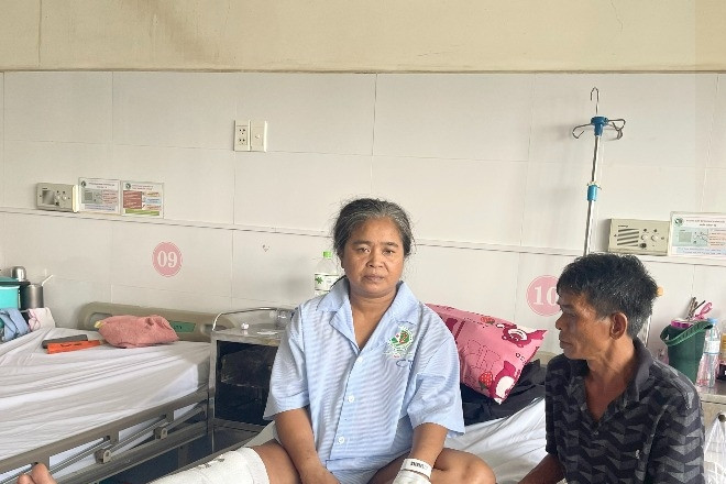 Xót xa hoàn cảnh mẹ nghèo nằm viện, hai con thơ khát sữa không người chăm sóc