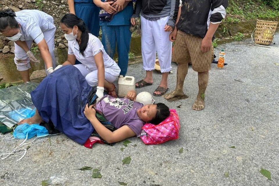 Y tá đỡ đẻ cho sản phụ giữa đường núi Nghệ An