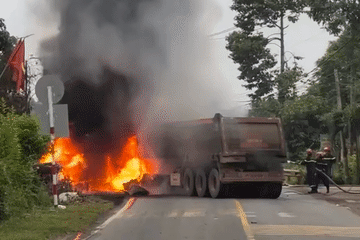 Bản tin trưa 3/7: Hai xe container tông nhau, khói đen bốc cao hàng chục mét