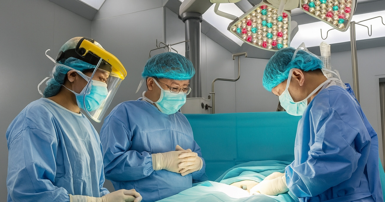 Ba ca mổ giữ lại cánh tay của trẻ 10 tuổi bị tường đổ vào người
