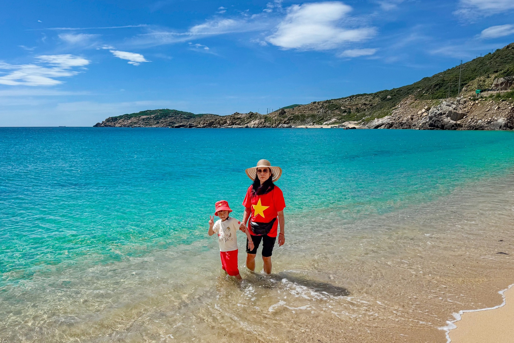 Bãi biển hoang sơ ít người biết ở miền Trung, nước trong xanh nhìn thấy đáy