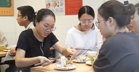 Bánh cuốn phô mai gây nhiều tranh cãi, thực khách lặn lội tìm ăn