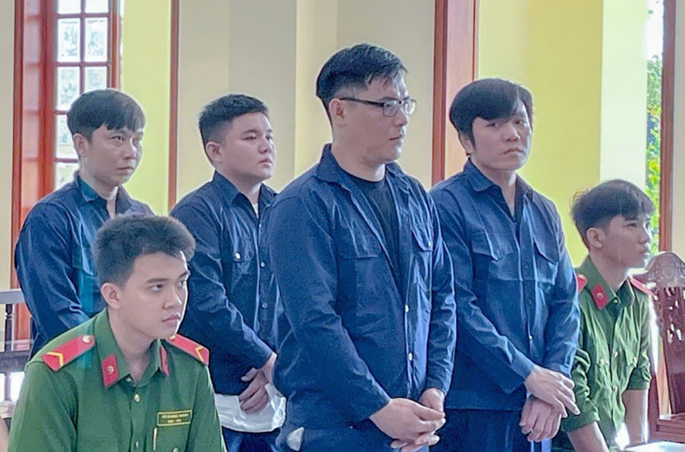 Ép các bé gái làm tiếp viên karaoke không trả lương, ra tòa ‘tú ông’ kêu oan