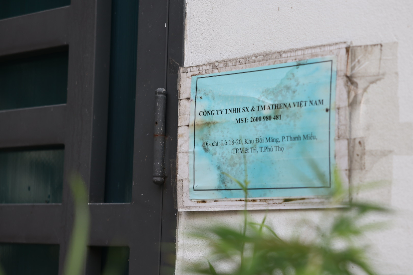 Cận cảnh xưởng sản xuất hàng giả nằm giữa khu dân cư vừa bị cảnh sát khám xét