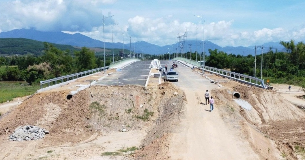 Cầu hàng trăm tỷ ở Đà Nẵng thông xe kỹ thuật rồi rào chắn lại vì lý do bất ngờ