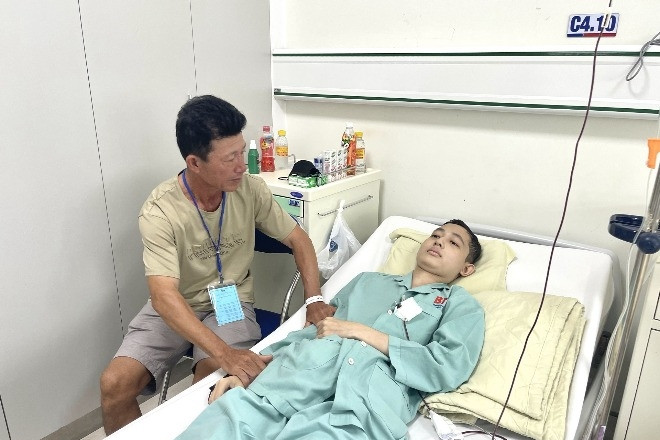 Cha nghèo kiệt quệ khi con trai mắc ung thư máu, con gái thiếu máu