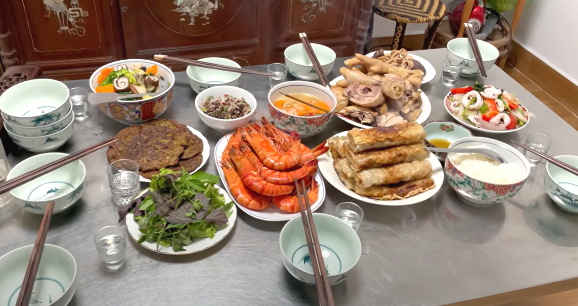 Chàng rể miền Nam ăn giỗ ở Bắc, mê tít 1 món đặc sản trong mâm cỗ Hải Phòng