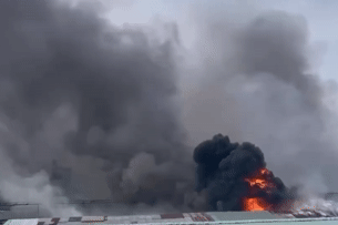 Cháy lớn ở kho chứa hàng, khói gây ngạt khiến nhiều người phải di tản ra xa