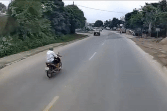 Chạy ngược chiều, người đi xe máy nghênh ngang thách thức 'tử thần'
