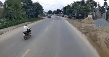 Chạy ngược chiều, người đi xe máy nghênh ngang thách thức 'tử thần'
