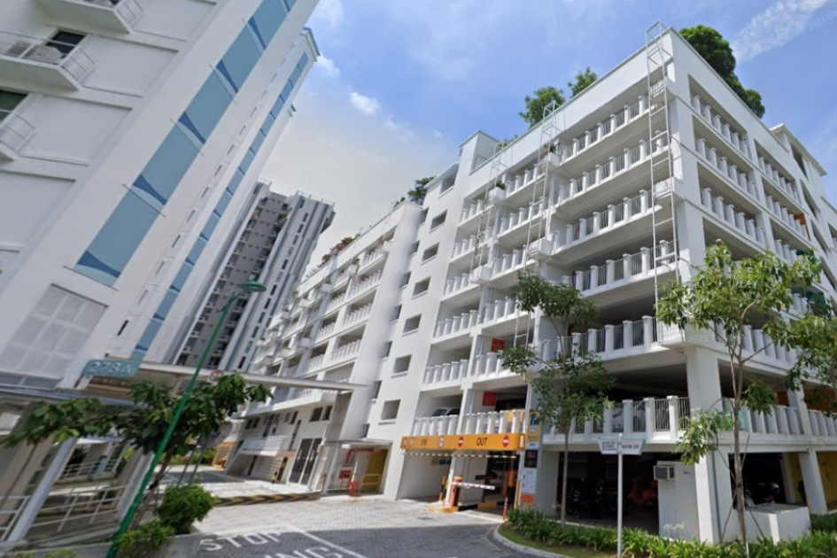 Chồng leo lên nắp capo chặn xe vợ ngoại tình, không ngờ nhận kết đắng