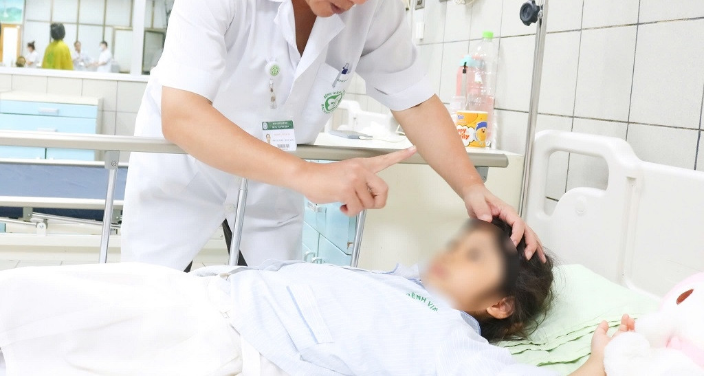 Điều kỳ diệu với bé gái được CSGT mở đường cấp cứu ở cao tốc Hà Nội - Hải Phòng