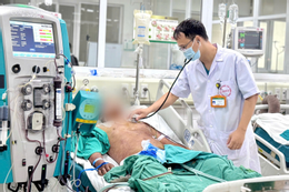 Gia đình phá cửa đưa người đàn ông đi cấp cứu sau 3 ngày ăn tiết canh