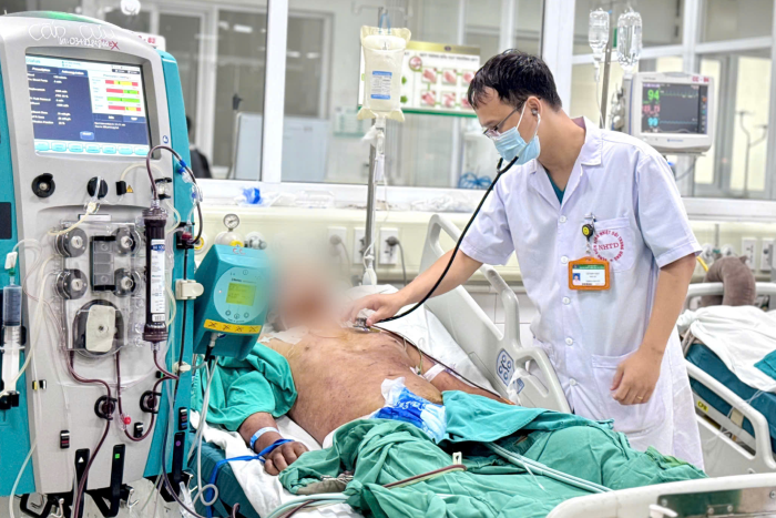 Gia đình phá cửa đưa người đàn ông đi cấp cứu sau 3 ngày ăn tiết canh