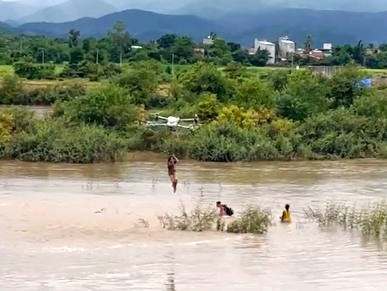 Giải cứu 2 cháu bé mắc kẹt giữa dòng nước 1.jpg