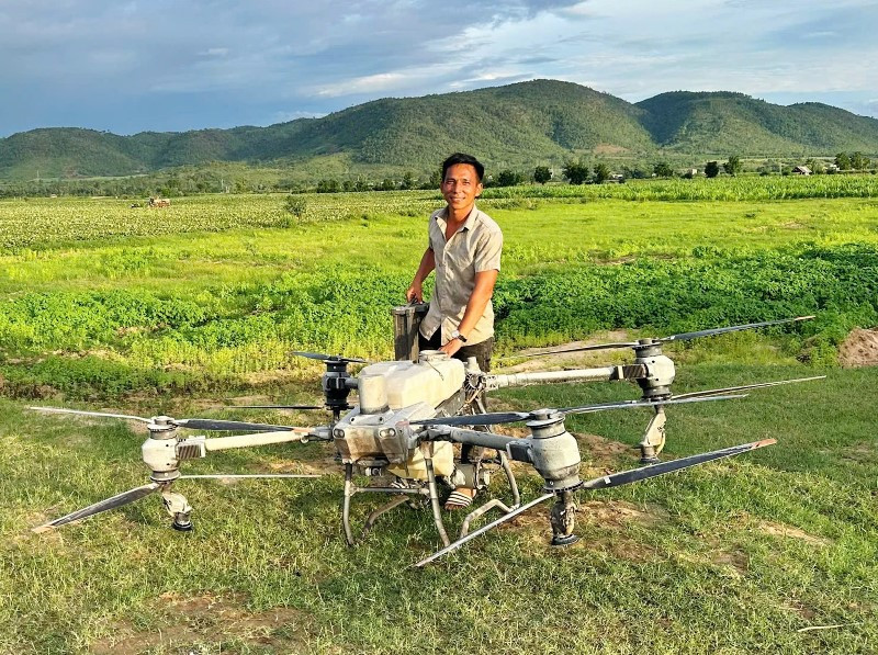 Giải cứu 2 cháu bé mắc kẹt giữa dòng nước 3.jpg