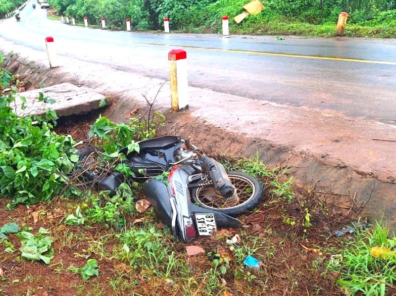 Hai cô gái tử vong cạnh tỉnh lộ.jpg