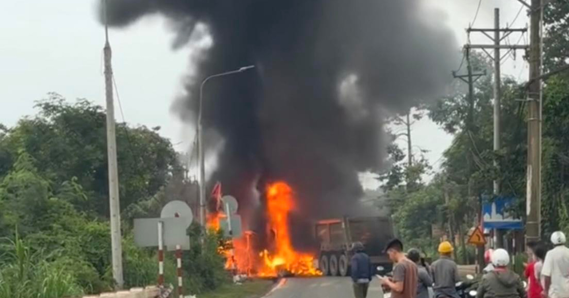 Hai xe container tông nhau, khói đen bốc cao hàng chục mét kèm tiếng nổ lớn